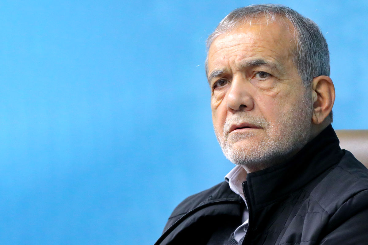 فروش بنزین مخلوط با آب به خودرو رئیس‌جمهور؛ پزشکیان با تاکسی به تبریز رفت