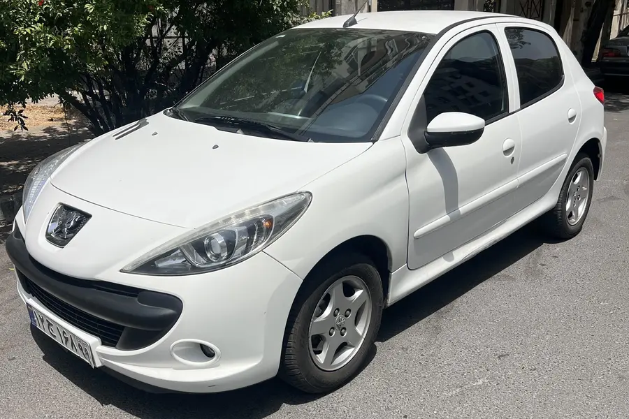 ریزش قیمت پژو 207 و دنا در بازار امروز