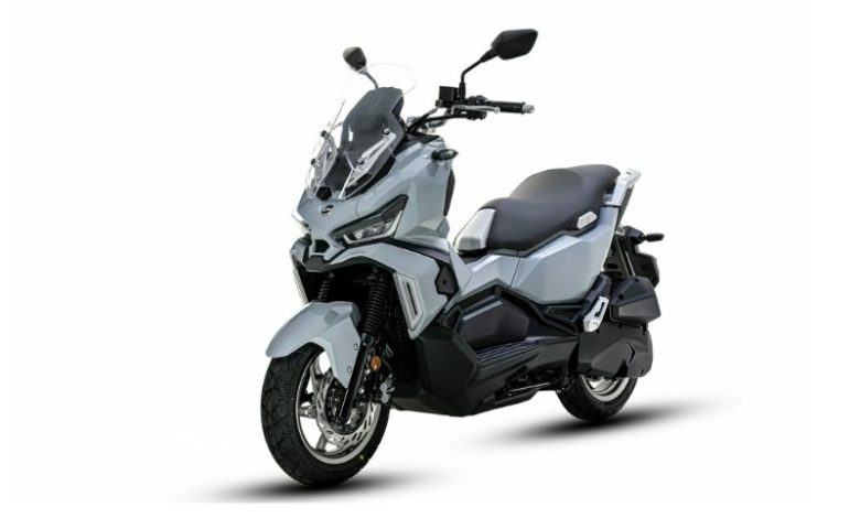 بررسی جامع SYM ADV 175 هاسکی؛ اسکوتر ادونچر جدید نیرو موتور با طراحی مدرن، موتور ۱۷۵ سیسی، ABS دو کاناله، کیلس و مصرف سوخت پایین.