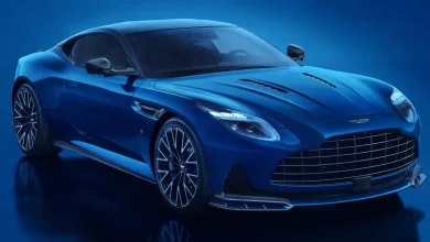 استون مارتین با رونمایی از DB12 S، نسخهای ارتقا یافته و قدرتمندتر از گرندتورر معروف خود را معرفی کرد. این خودرو که در دو مدل کوپه و کابریوله ولانته عرضه میشود، با بهبودهای فنی، طراحی آیرودینامیک جدید و جزئیات لوکس، فصل تازهای از تجربه رانندگی اسپرت را برای مشتریان فراهم کرده است.