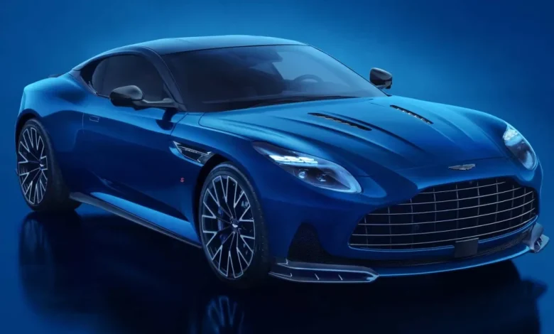 استون مارتین با رونمایی از DB12 S، نسخهای ارتقا یافته و قدرتمندتر از گرندتورر معروف خود را معرفی کرد. این خودرو که در دو مدل کوپه و کابریوله ولانته عرضه میشود، با بهبودهای فنی، طراحی آیرودینامیک جدید و جزئیات لوکس، فصل تازهای از تجربه رانندگی اسپرت را برای مشتریان فراهم کرده است.