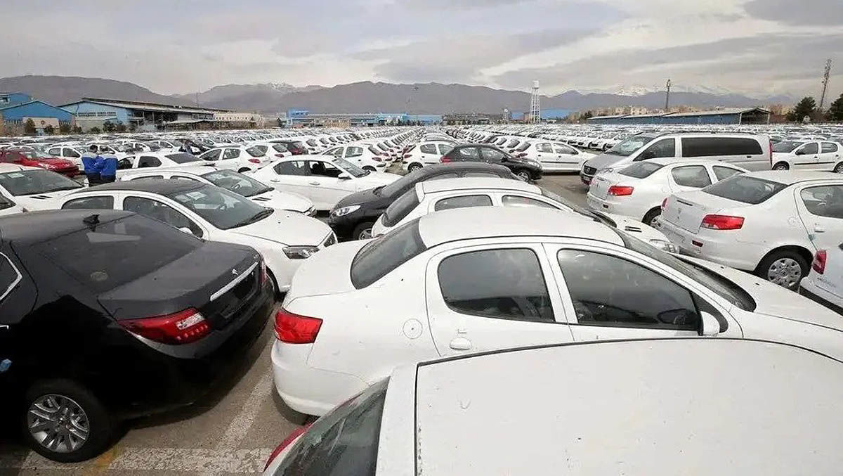 دلار ۱۴۲ هزار تومانی بازار خودرو را قفل کرد